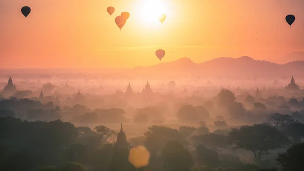 Ballon à air chaud sur la plaine et la pagode de Bagan dans la matinée brumeuse — Photo
