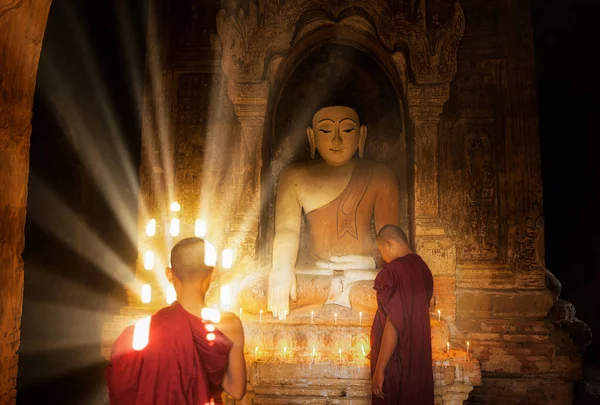 Junge buddhistische Mönche lesen mit Sonnenlicht — Stockfoto