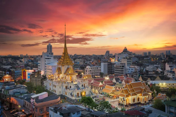 Wat Trimit and China town area in Bangkok city, Bangkok, Thailand — Stock Photo, Image