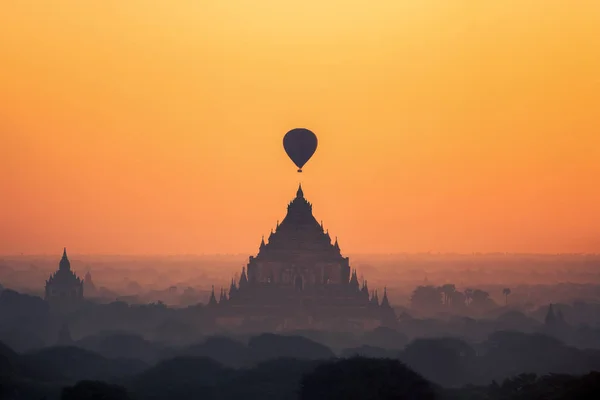 Templos en Bagan con globo aerostático para traval al amanecer y — Foto de Stock