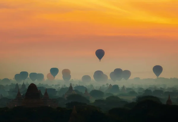 采尼奇日出与许多热气球上面在缅甸蒲甘 — 图库照片