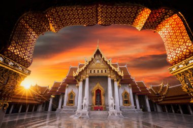 WAT benchamabophit, gün batımı ile beyaz mermer tapınak Bangkok