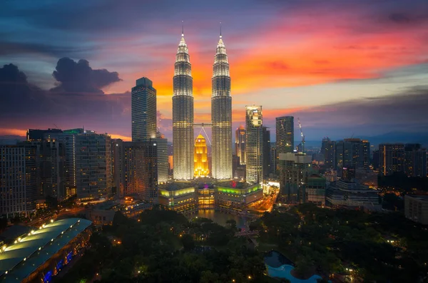 Menara kembar dan taman, tanda tanah di kota Kuala Lumpur, Malasia — Stok Foto