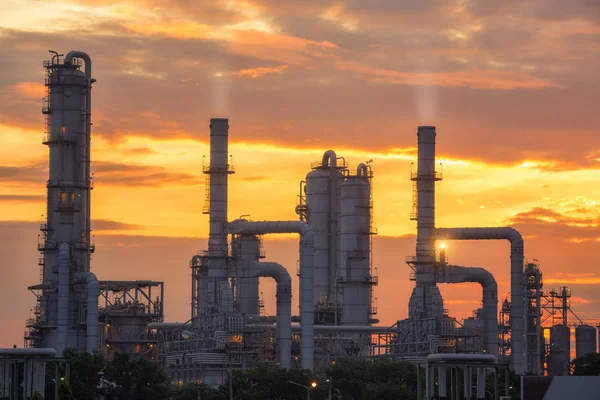 Planta química e indústria de refinaria de petróleo com nascer do sol — Fotografia de Stock