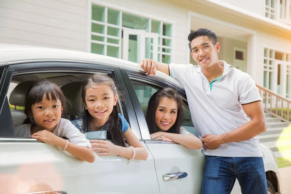 Beau portrait de famille souriant devant leur nouvelle maison — Photo