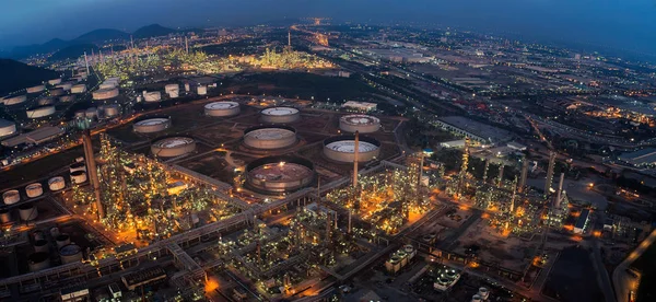 Land scape van olie raffinaderij plant — Stockfoto