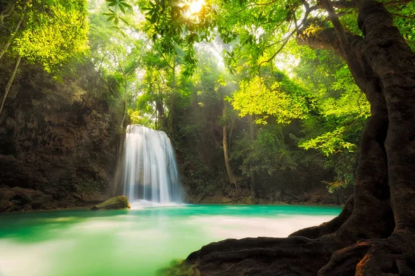 Cachoeira Erawan com natureza verde e sol estava em Kanchanaburi — Fotografia de Stock