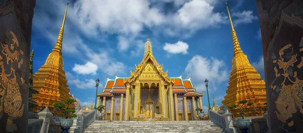 Gullpaviljong i Wat Phra Kaew – stockfoto