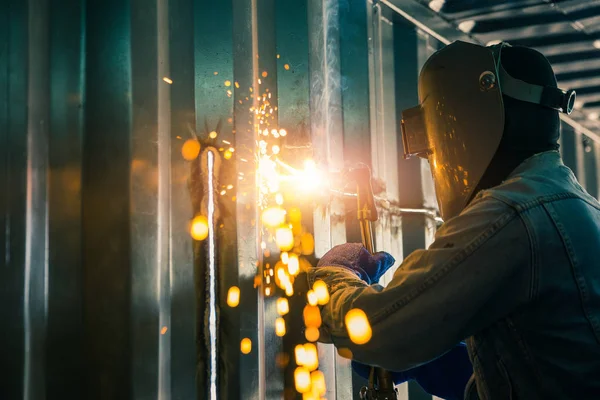 Worker cutting steel sheet by gas cutting — Stock Photo, Image