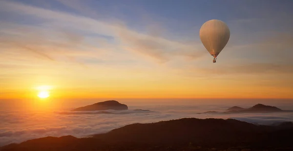 Doi Inthanon Milli Parkı gündoğumu ve ana yol — Stok fotoğraf