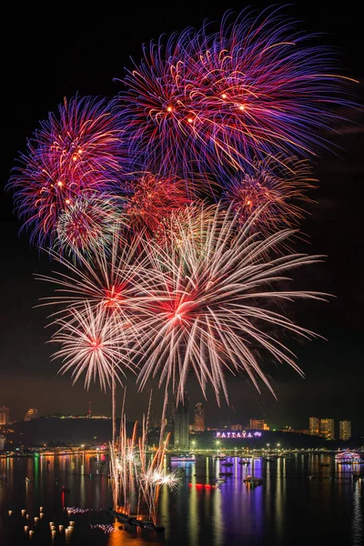 Fuochi d'artificio colorati sulla città di Pattaya — Foto Stock