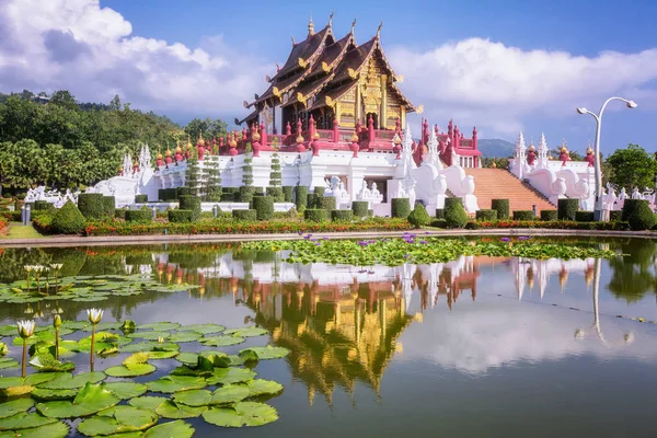 Traditionelle thailändische Architektur im Lanna-Stil — Stockfoto