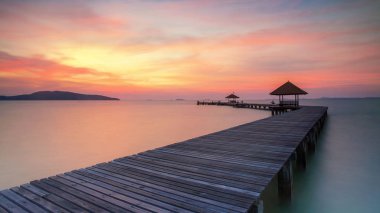 Phuket günbatımı arasında ahşap iskele