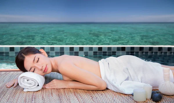 Havet och spa turkos beach kiropraktik massage terapi kvinna — Stockfoto