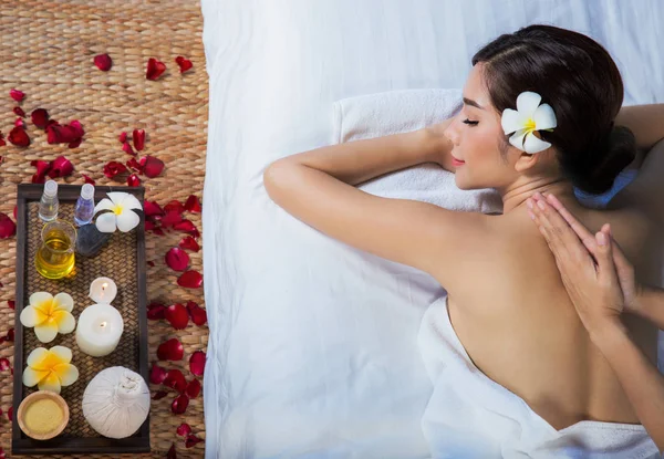 La fille se détend dans le salon de spa — Photo