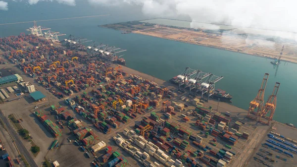 Landschap uit vogel oog weergave van de logistieke haven van Laem chabang — Stockfoto