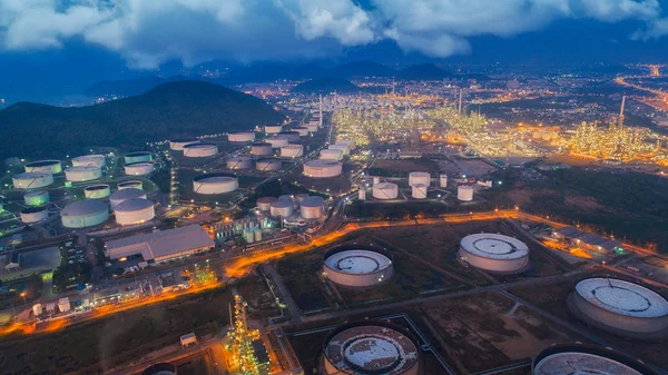 Paisagem de terra de planta de refinaria de óleo de vista de olho de pássaro na noite — Fotografia de Stock