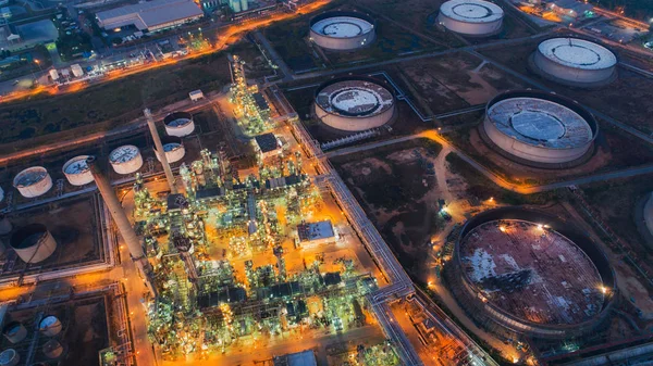 Land scape van olie raffinaderij plant vanuit vogel oog op avond — Stockfoto