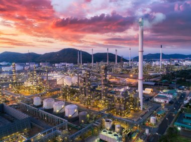 Petrol rafineri tesisi kuş bakışı gecesi üzerinden arazi scape
