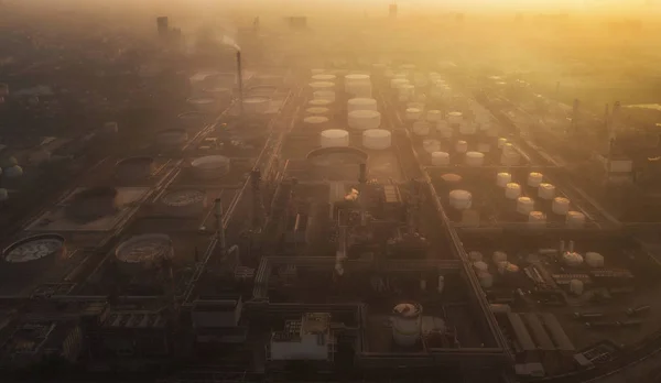 Contaminación en la refinería de petróleo y la industria química — Foto de Stock