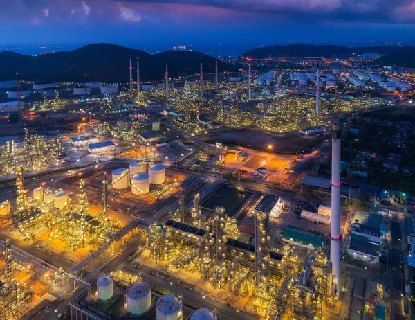 Refinaria de petróleo e planta química da visão do olho de pássaro de ar — Fotografia de Stock