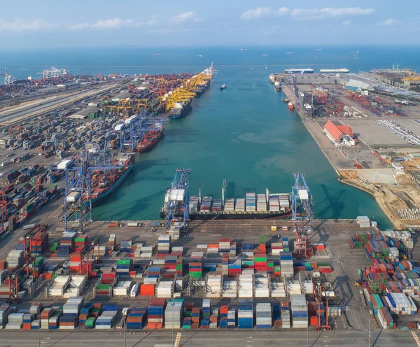 Υλικοτεχνική λιμάνι, πλοίο μεταφοράς και εισαγωγής, εξαγωγικές επιχειρήσεις — Φωτογραφία Αρχείου