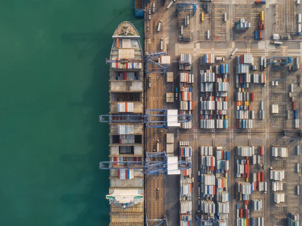 Carga de buques portacontenedores desde el centro logístico — Foto de Stock