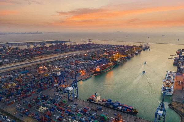 Centro logístico portuario, transporte e importación de buques, negocios de exportación — Foto de Stock