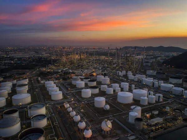 Rafinerii ropy naftowej i zbiornik oleju — Zdjęcie stockowe