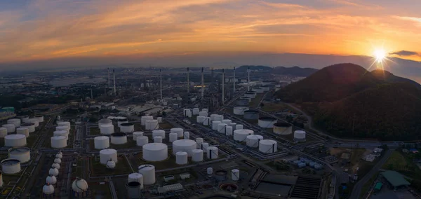 Refinería de petróleo y tanque de aceite — Foto de Stock