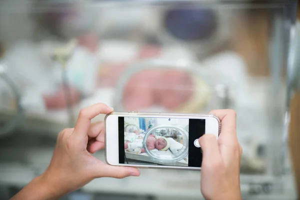 A fényképet az újszülött csecsemő kórházban használata intelligens mobil p — Stock Fotó