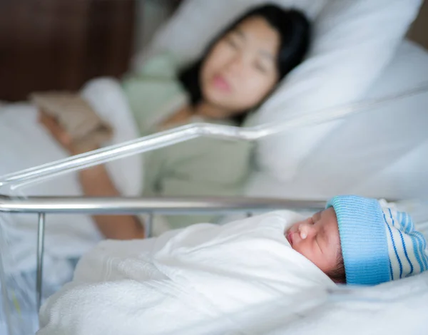 Új született baba csak szállítási alszik, az anyjával — Stock Fotó