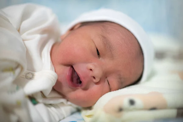 Asiático recém-nascido sono do bebê — Fotografia de Stock