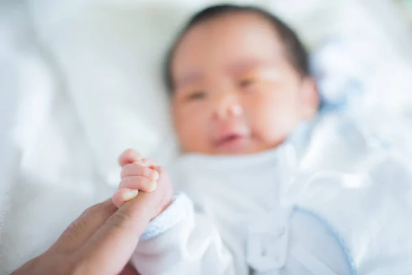 Asiática recién nacido bebé mano llevar padre dedo — Foto de Stock