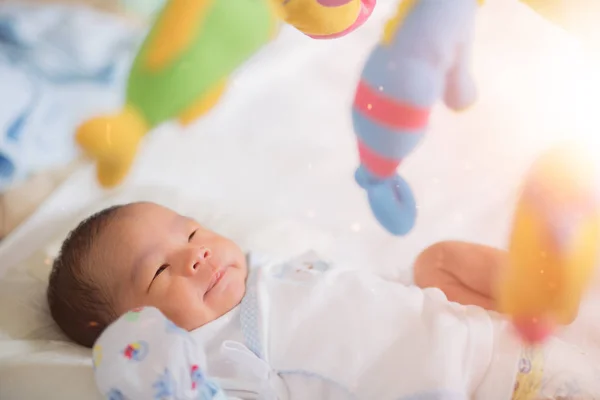 Babyschlaf im Kinderbett mit — Stockfoto