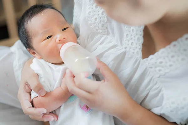 Mamma takecare asiatico nuovo nato bambino — Foto Stock