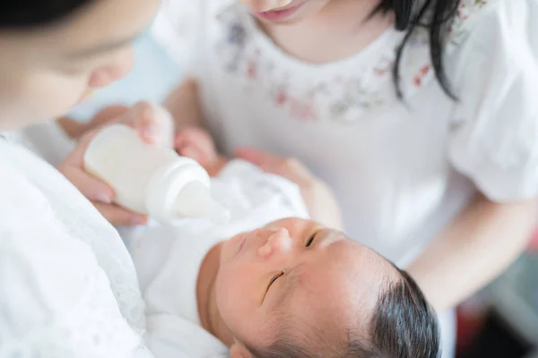 Hermana y madre takecare asiático recién nacido bebé — Foto de Stock