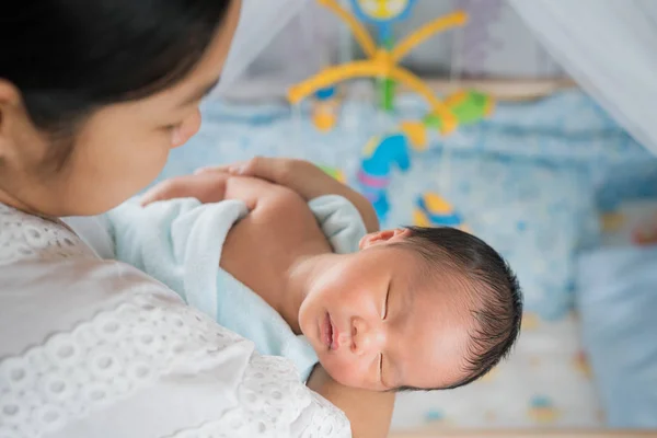 Mutter nimmt asiatisches Neugeborenes auf — Stockfoto