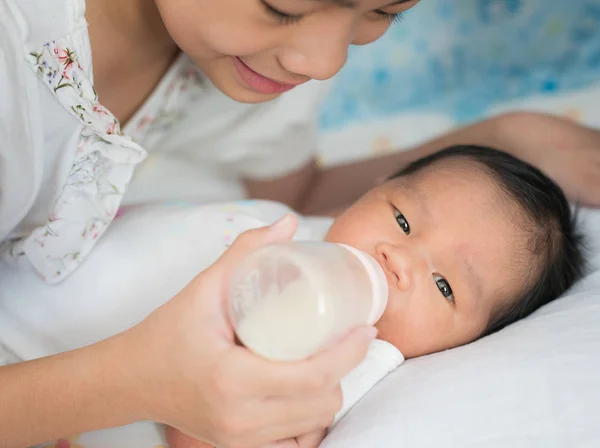 Αδελφή ασπίδα Ασιατική νέο-γεννημένο μωρό — Φωτογραφία Αρχείου