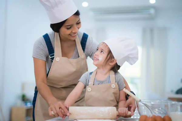 Mother and daugthter cooking togather — Stock Photo, Image