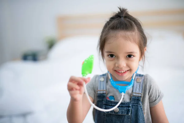 Girl play a toy scope and doctor — Stock Photo, Image