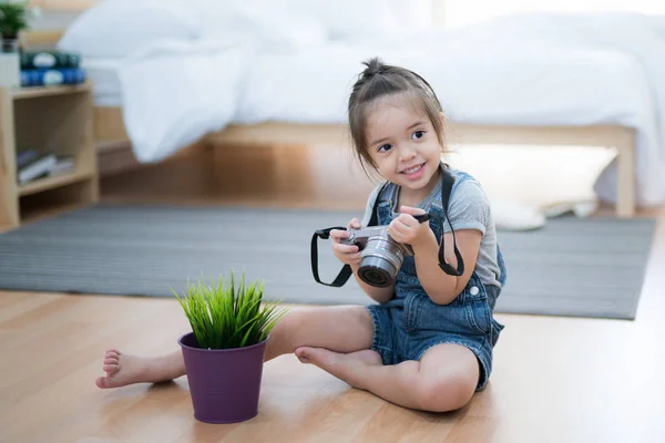 Fille sourire et voir une image à la caméra — Photo