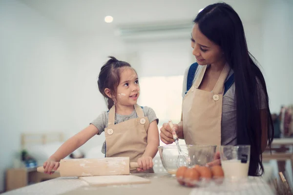 Mother and daugthter cooking togather for make bread for dinner — Stock Photo, Image