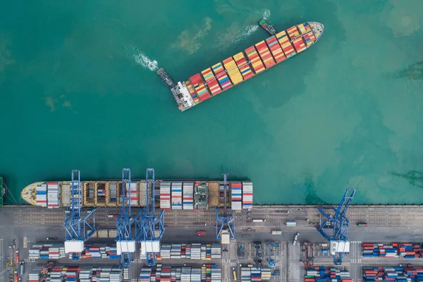 Porto logístico, transporte e importação de embarcações, negócios de exportação — Fotografia de Stock