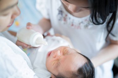 Anne ve nuurse Asya yeni doğan bebek için anne süt beslenme