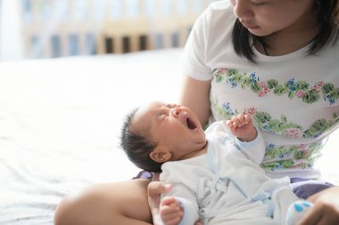 Anne mevzusuyla Asya yeni doğan bebek 