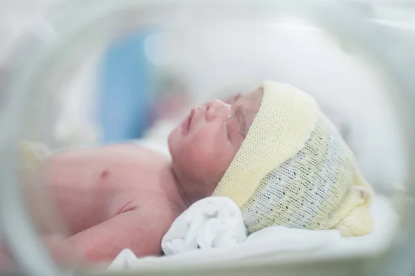 Bebê recém-nascido no hospital após o parto segurar no forno — Fotografia de Stock