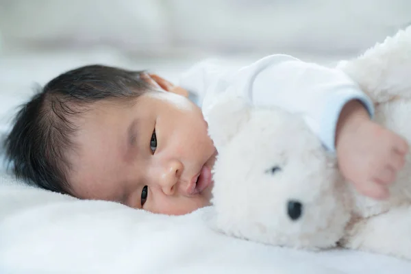 Bebé dormir con oso de peluche — Foto de Stock