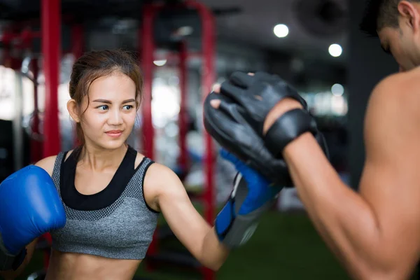 Vrouw ttaining voor Fitness-Boksen — Stockfoto