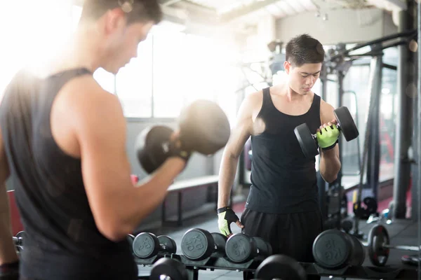 Miroir en verre de l'homme sous la musculation au centre de fitness — Photo